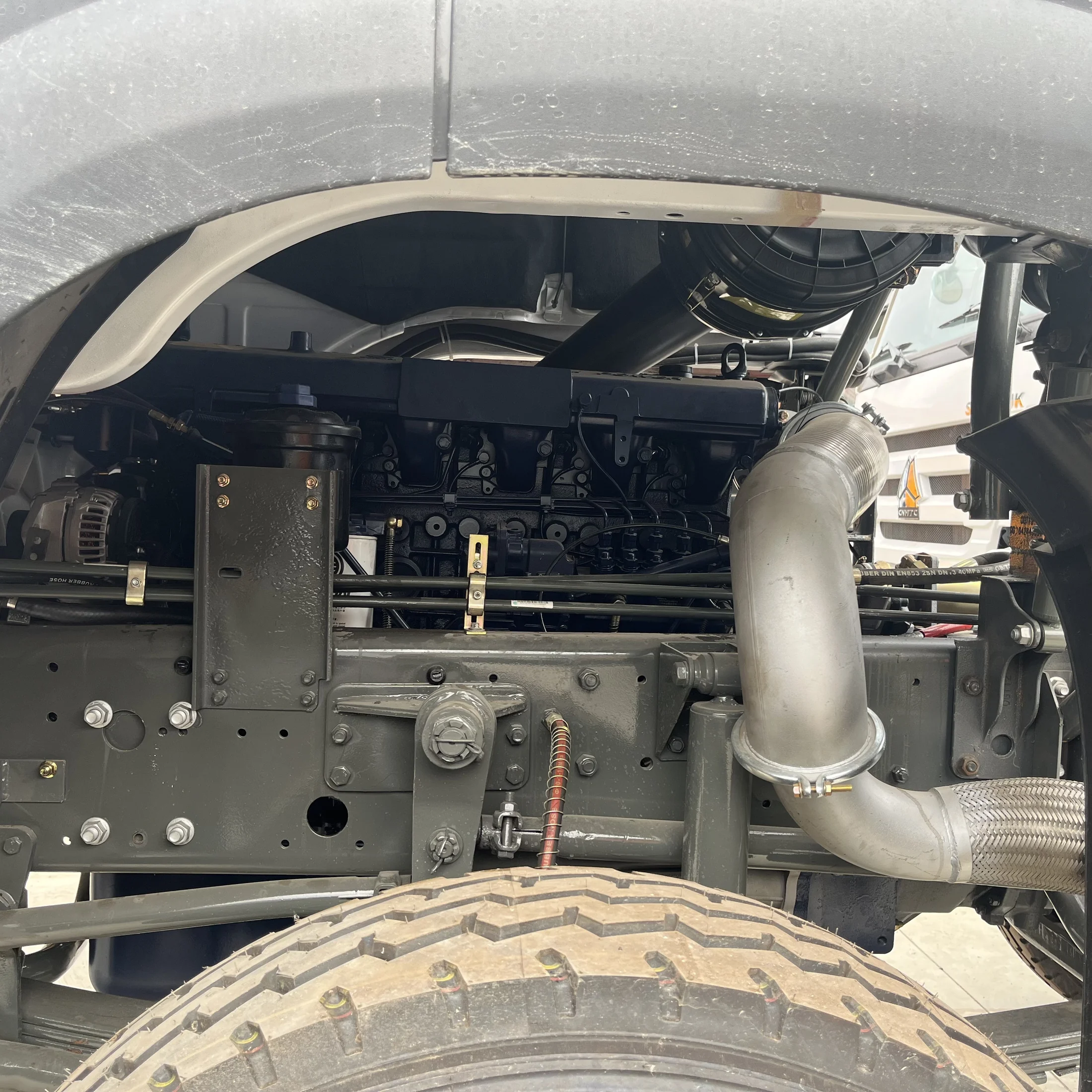 HOWO HW76 8×4 · Engine and intake components / 发动机及进气部件