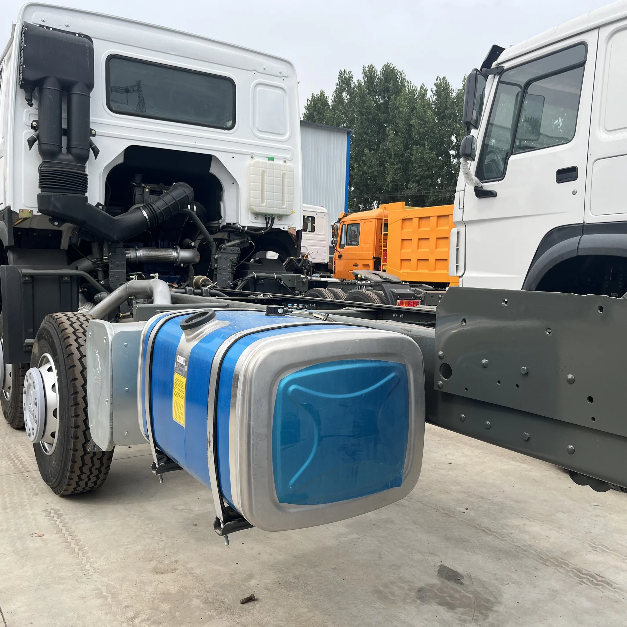 HOWO HW76 8×4 · Fuel tank / 油箱