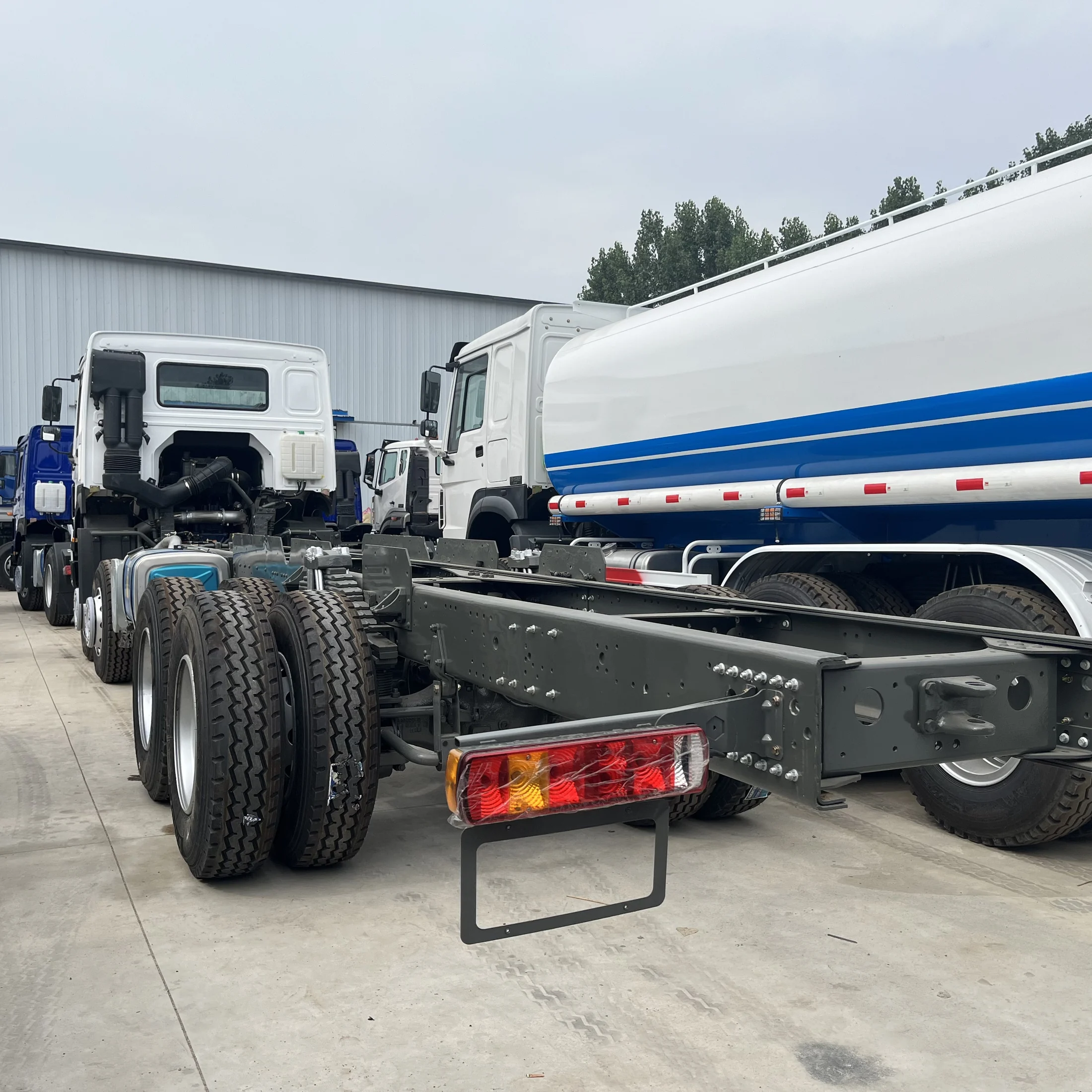 HOWO HW76 8×4 · Left-rear chassis view / 左后方底盘