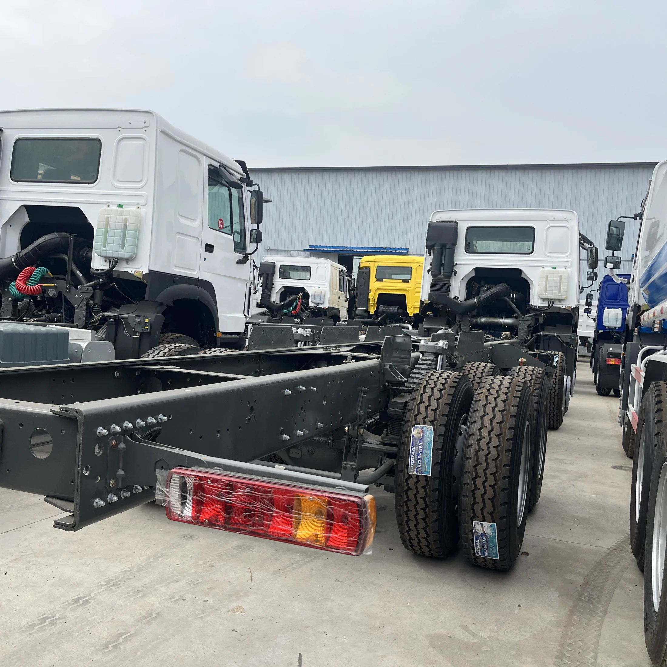 HOWO HW76 8×4 · Rear chassis and tandem axles / 后部车架及双后桥