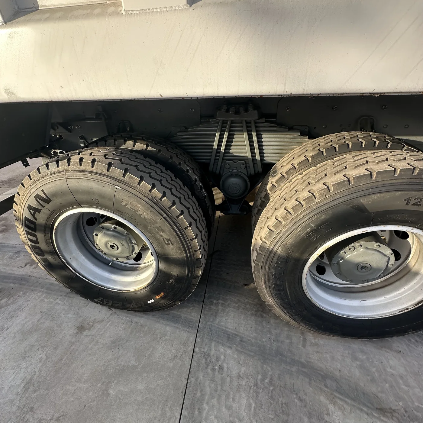 Rear axle and tires / 后桥及轮胎