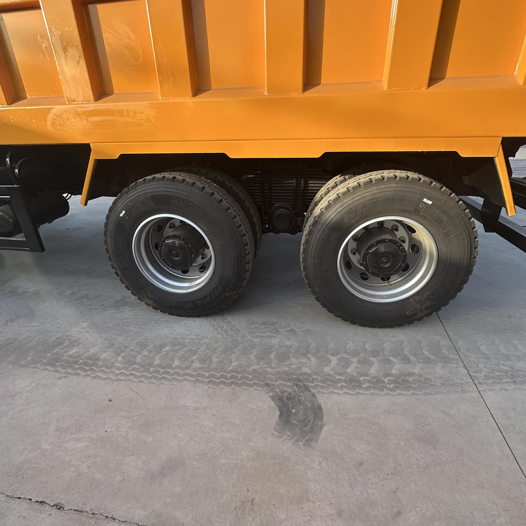 SHACMAN F3000 rear tires and dump body